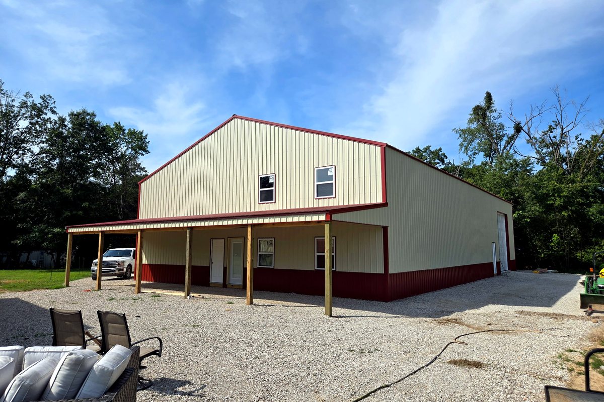 Agricultural barn with wide covered opening