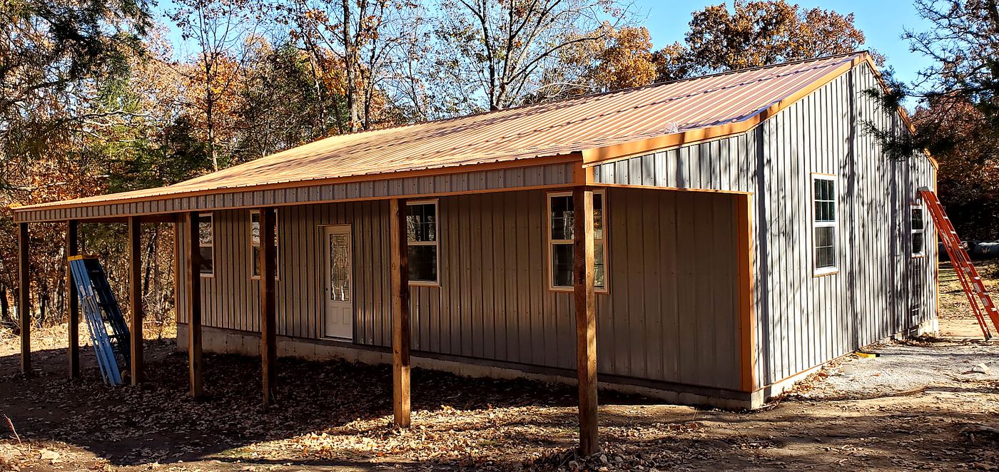 Compact barndominium exterior with covered porch